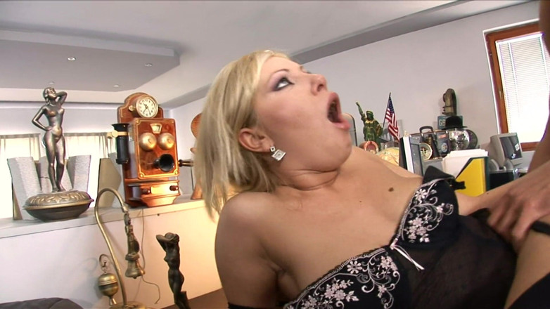 Office Sluts: Ella obtiene su perfecto culo apretado golpeado por su colega