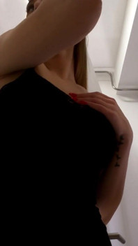 La ragazza calda e arrapata in una minigonna più corta si toglie la biancheria intima per esibire la figa rasata e il culo sexy rotondo