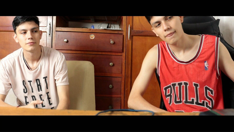 Artemisa74: 我不知道我的男朋友有一个双胞胎继兄弟，我让他操我来品尝他的精液