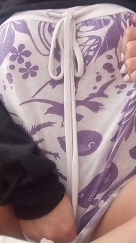O curvă cu sâni mari se masturbează în timp ce sfârcurile i se umflă și are mai multe orgasme.