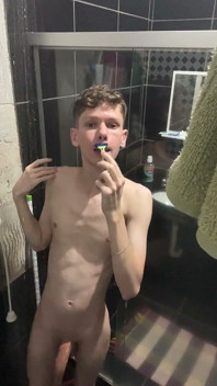 Hubený Twink se sprchuje a ukazuje své celé nahé tělo