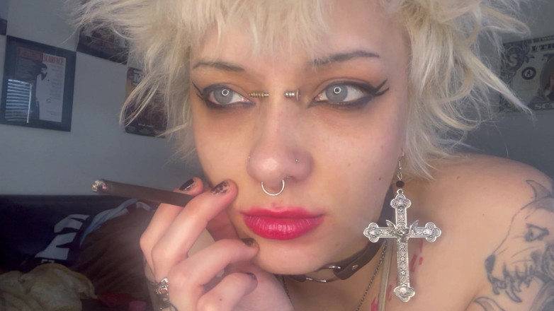 Glitterqueen1999: Batom rosa fumando um cigarro