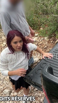 Tahle malá coura jde do lesa, aby se nechala šukat vzadu v pickupu