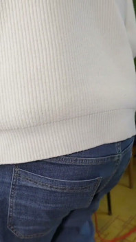 Il a accroché les pieds nus de sa petite amie et lui a menotté les orteils avec ses pouces