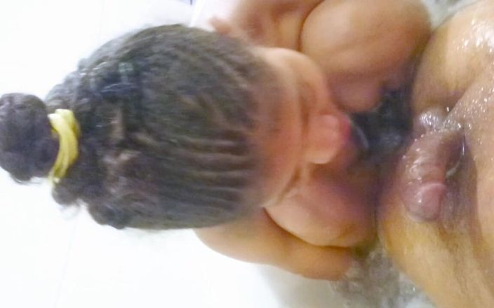 Belle: Blowjob yang bagus di bilik mandi