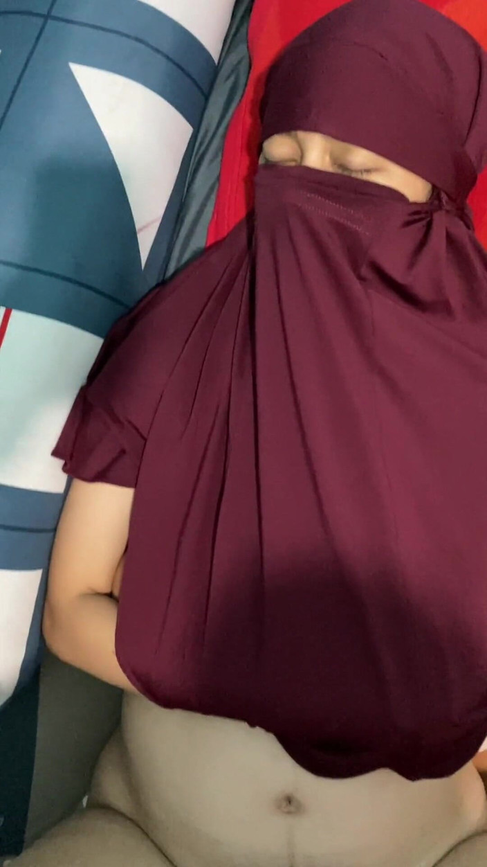 Bella Ivanka: Seduzindo uma garota em um hijab finalmente quer ser fodida