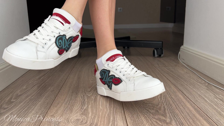 Princess Monica: Jeu de pieds en chaussures, chaussettes, pieds nus