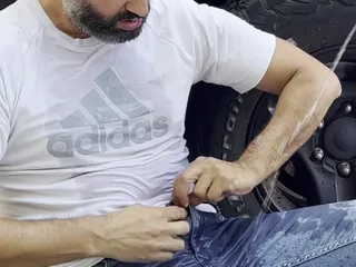 Чоловік мочиться на мене на вулиці