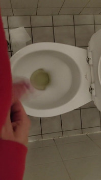 Đi tiểu trong quán rượu