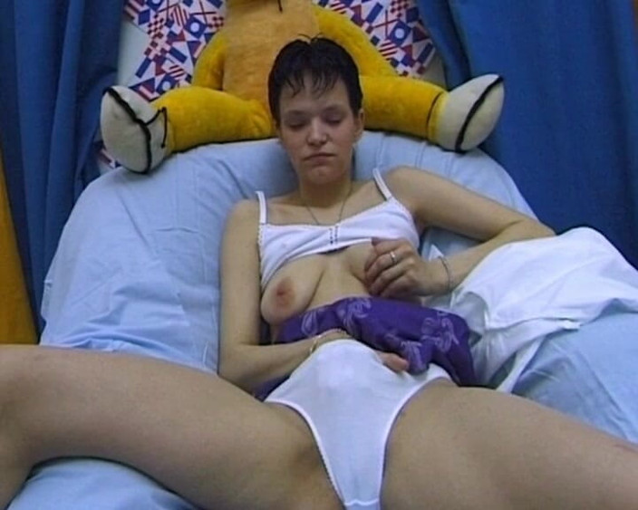 YOUR FIRST PORN: Strange Sissi daha sessiz ama azgın