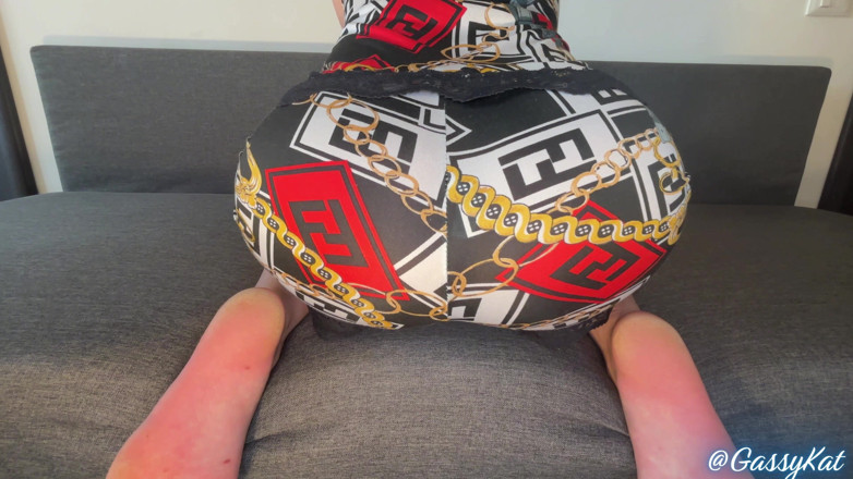 GassyKat: POV scheetshow in kleine pyjama op de bank