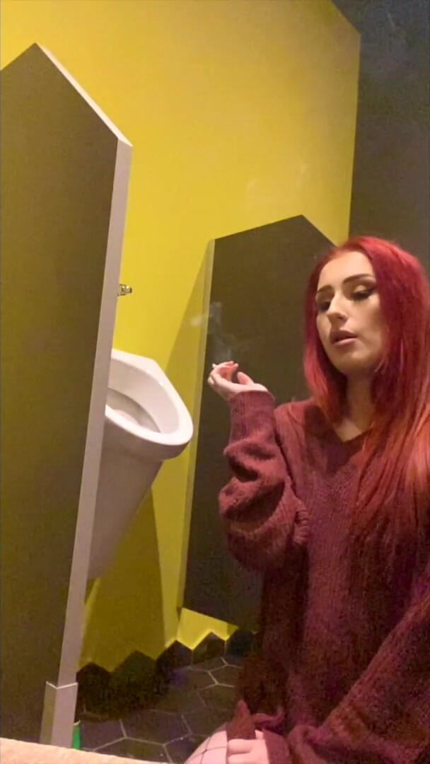 Gigi Rouge: Pisuvarda sigara içiyor