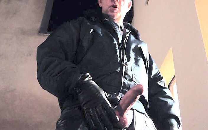 GERMANE_XL: Policial de couro 34 (mijo e gozada - Xl)