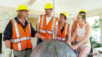 Full porn collection: Miley teen bionda viene sbattuta dall'operaio edile in una gangbang