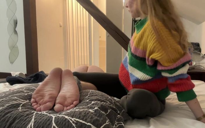 Czech Ladies: Hassas ayaklarını gıdıklıyor ve götüne şaplak atıyorum