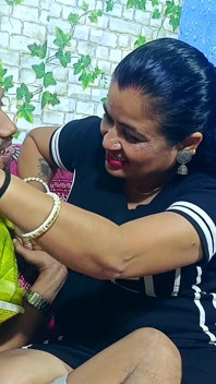 Těsná kundička Desi Bhabhi v krátkých šatech tvrdě ošukaná dever ji