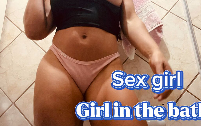 crazydesire: 샤워하는 동안 촬영하는 소녀, 털이 무성한 보지를 뽐낸다.