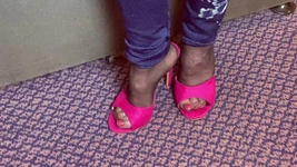 Pani dojrzałe stopy noszą swoje śmierdzące stare czarne rajstopy robocze