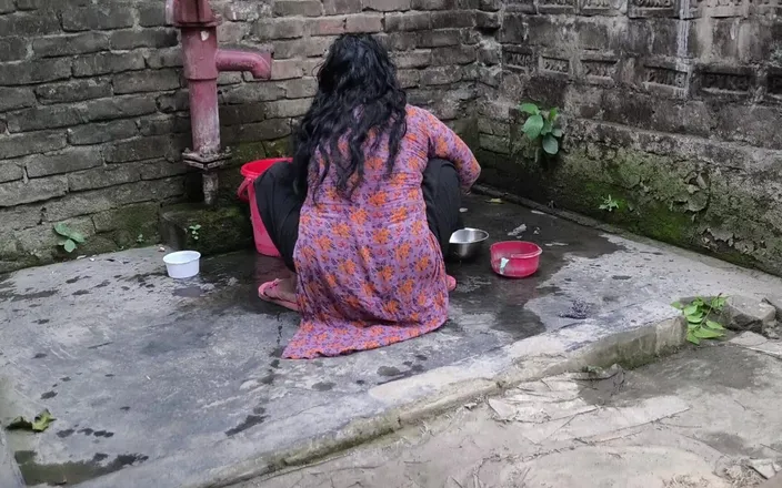 SAFI-SEXY: I See Aunty Taking a Bath Naked in the Washroom...