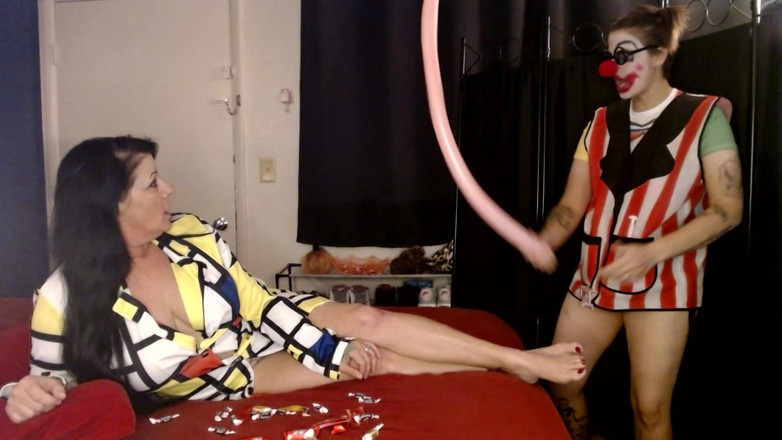Abby Anna: Lesbický strapon clown cosplay balónky poskakující prsa orgasmus