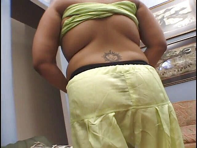 Hot Sex Party: Indiana grande con un tatuaggio cavalca un cazzo in trio