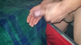 सुबह की लकड़ी खाने के लिए वीर्य के लिए सेवा प्राप्त कर रही है