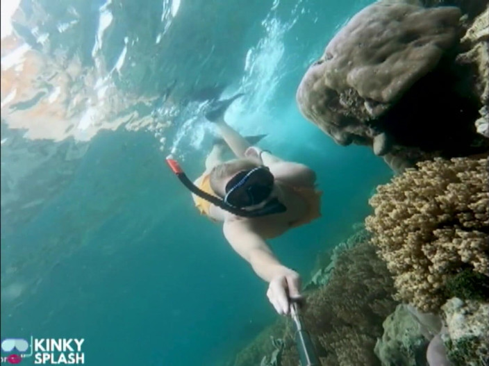 UKCuteGirl Lucy Lauren: Snorkel jalang: bikini ketat, pepek menyelam &amp; fin bawah air mengusik