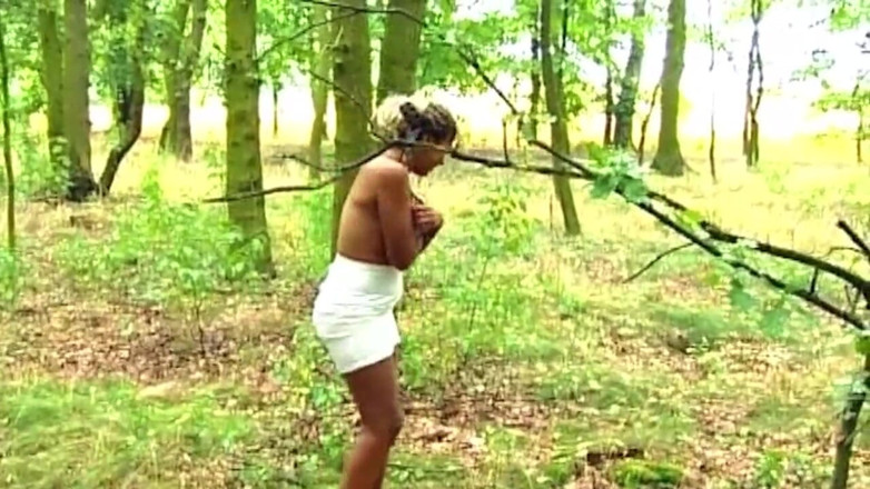 NAUGHTYPOLSKA: Bbc dehnt die blonde muschi weit im wilden waldlecken