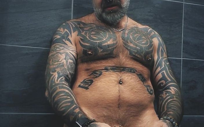 Marc Angelo: Bắn tinh trước khi tắm
