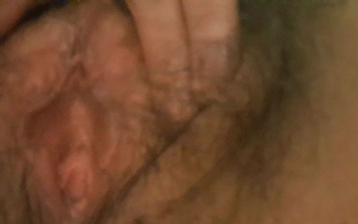 Mommy big hairy pussy: Harige vagina van rijpe milf close-up