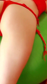 Mijn hete latina roodharige vriendin in sexy rode lingerie gevingerd in kont en poesje