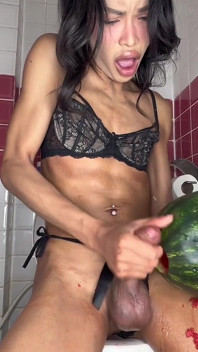 Watermeloen krijgt een ladyboy die wordt geneukt door Alice Big Cock