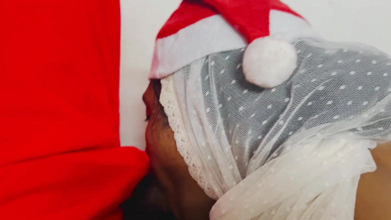 Immfuck: Müslüman tesettürlü Hintli kız ve Noel Baba noel özel gırtlağına kadar...
