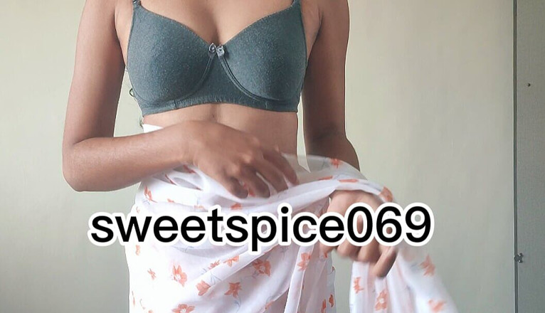 Sweet Spice: Sua Didi de 18 anos vestindo sari sexy com mostrando alguns...