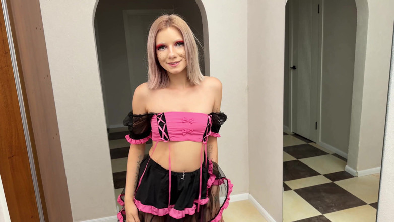Vasya Sylvia: Pequeña rubia se masturba y eyacula en el espejo