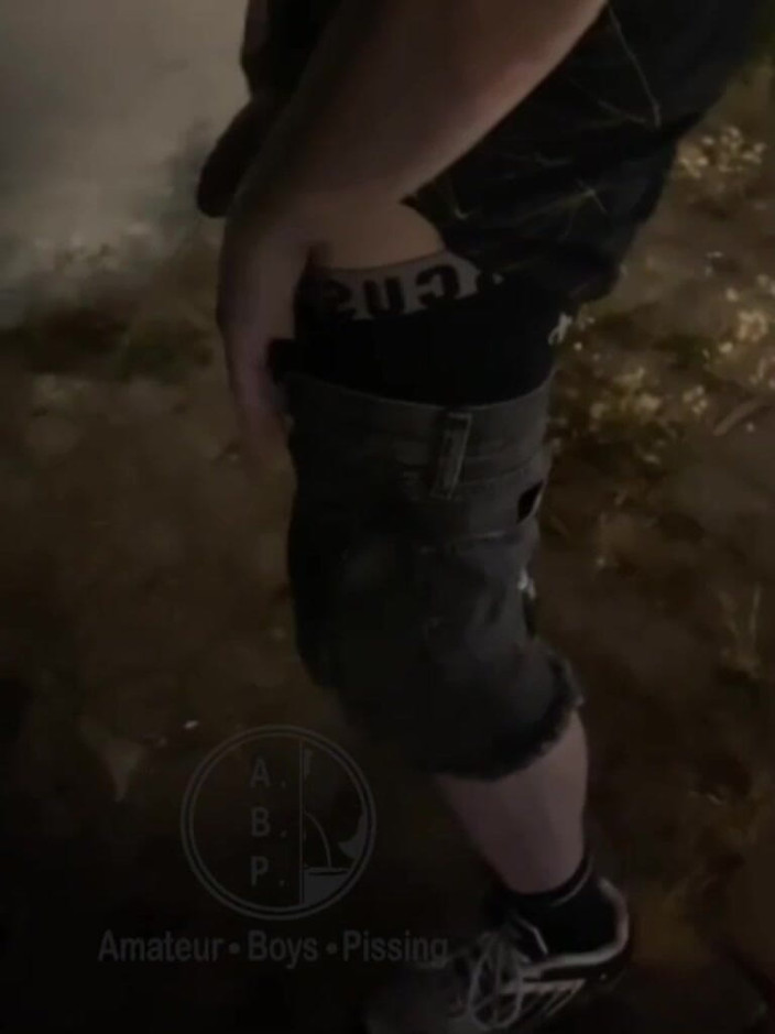 AmateurBoysPissing: MembantuNya Kencing di Jalan
