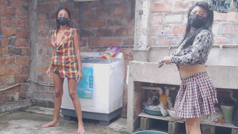 NEGRITA SEXY: Sousedé mluví špinavě na sousedním dvoře. Mají malý zadek.