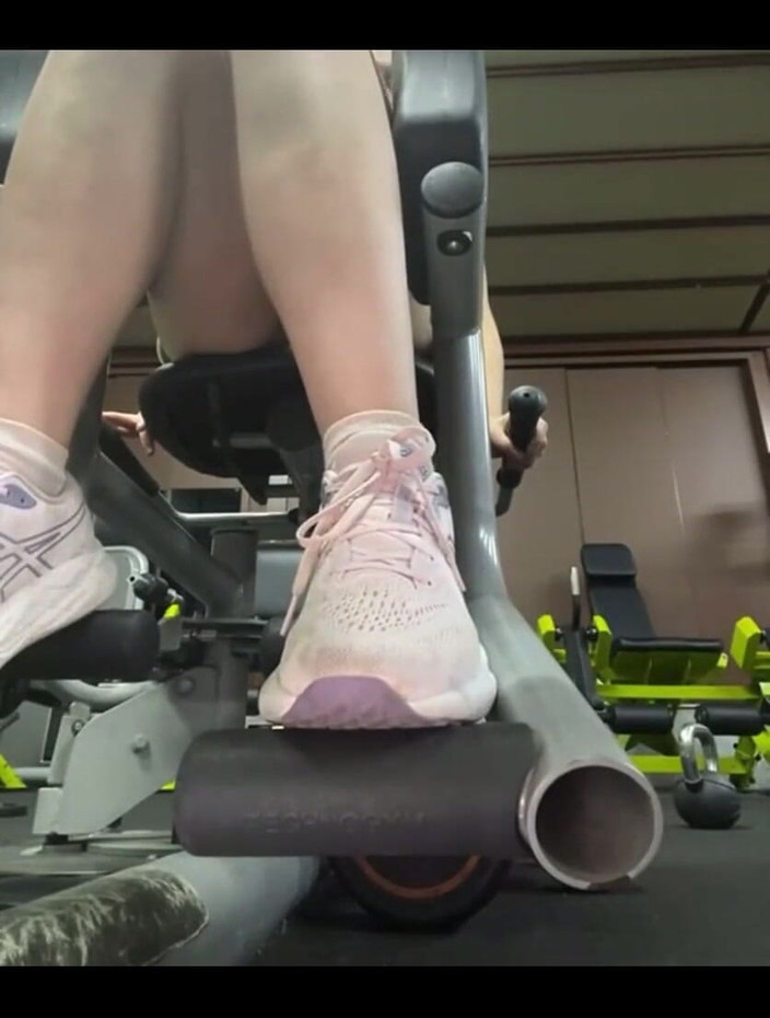 JuiceLussie: Muncrat dan masturbasi di gym