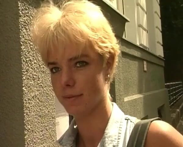 YOUR FIRST PORN: La piccola Jenny deve davvero pisciare