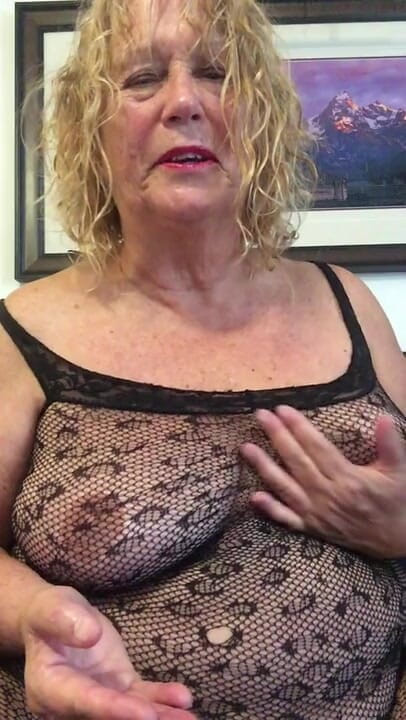Big Ass 4 U: GILF-oma masturbiert zum dirtytalk