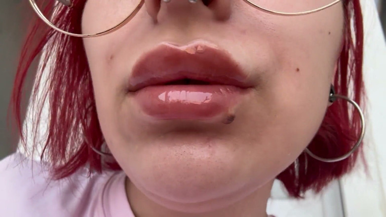 lanalovacutie: Yakın çekim lipgloss ile sigara içme