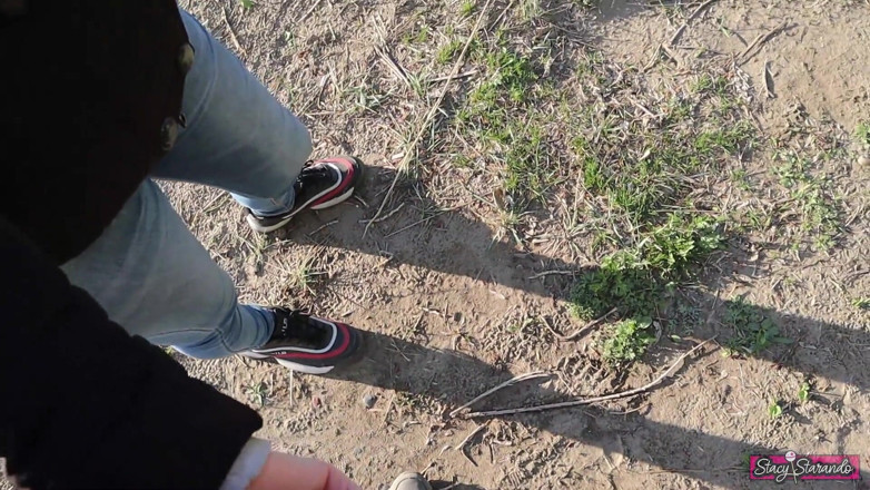 Stacy Starando: Mladá dívka kouří svého kamaráda v parku!