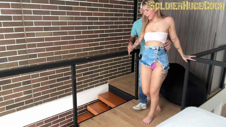 SoldierHugeCock: 他邀请我观看比赛，但我最终操了他的女友