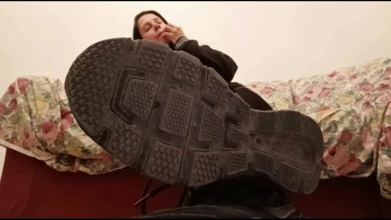 Bergami Melissa: Padronadomination: jilat kaki dubur tenisku
