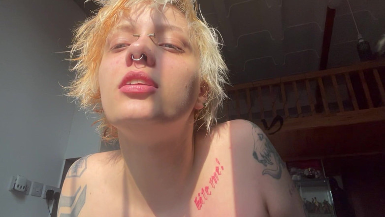Glitterqueen1999: Chica gótica sin maquillaje en el sol estalla en la...