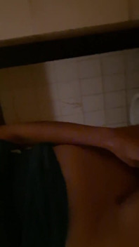 Eşim işten ayrılıyor ve porno sinevasında, yabancılardan emiyor ve boşalmaya çalışıyor!
