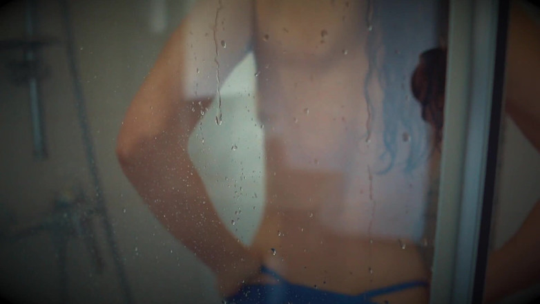 Piper Blush: Tomando una ducha con Piper