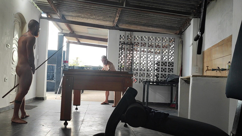 carmonaoficial: 카메라는 당구를 치는 이성애자들과 벌거벗은 모습을 촬영한다