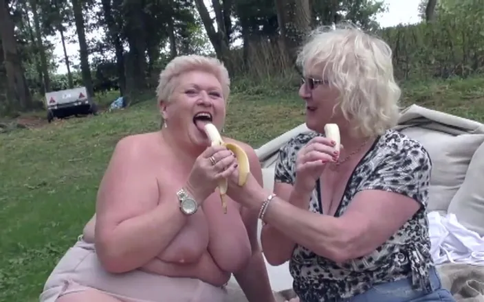 Uk Joolz: 2 mature milfs 3 banana's well?