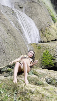 Şelalede sarı bikinili Monika Fox